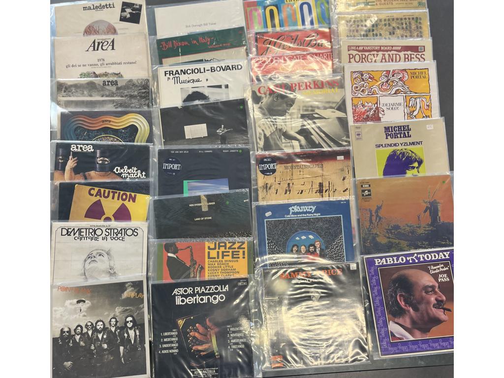 Lot de 30 disques vinyles 33 tours principalement Jazz dont : 6 AREA . Provenance : Collection de Monsieur J. M. Avignon