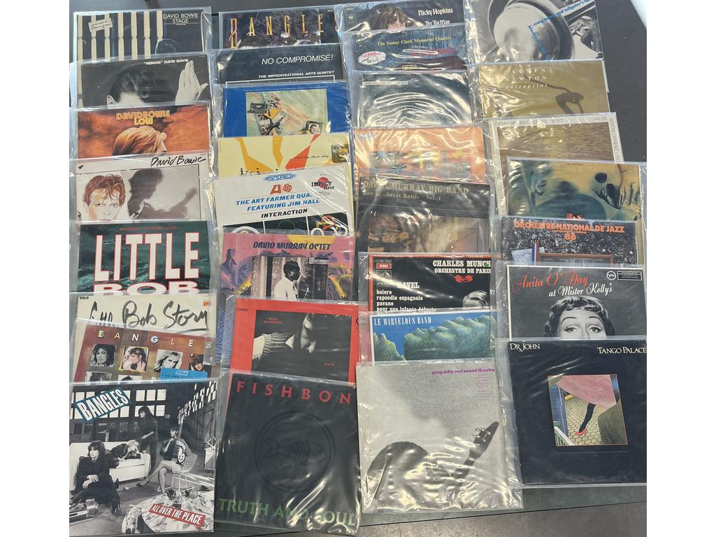Lot de 30 disques vinyles 33 tours divers Jazz, rock... dont : 4 David BOWIE . Provenance : Collection de Monsieur J. M. Avignon