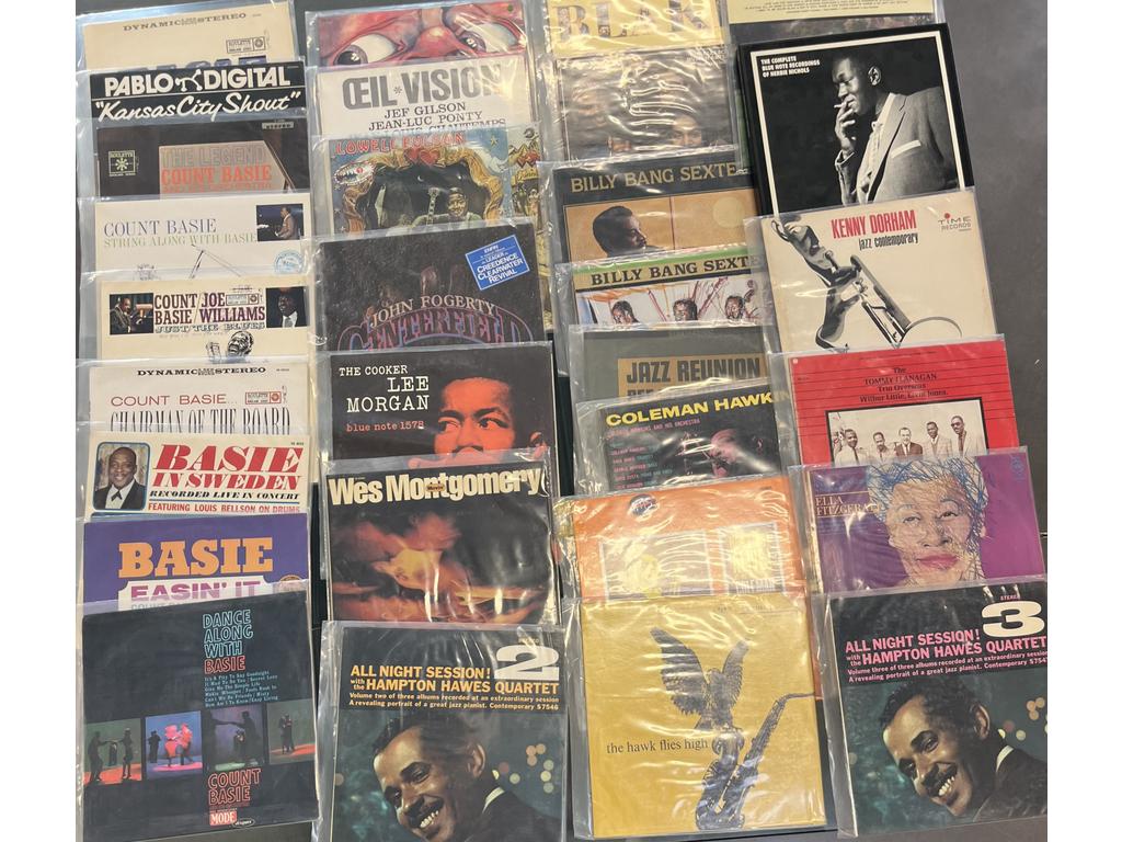 Lot de 30 disques vinyles 33 tours principalement Jazz dont : 9 Count Basie . Provenance : Collection de Monsieur J. M. Avignon