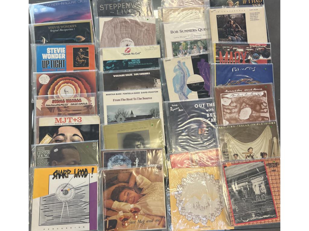 Lot de 30 disques vinyles 33 tours dont : 5 Stevie WONDER . Provenance : Collection de Monsieur J. M. Avignon