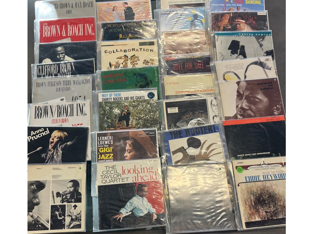 Lot de 30 disques vinyles 33 tours principalement Jazz dont : 6 Clifford BROWN. Provenance : Collection de Monsieur J. M. Avignon