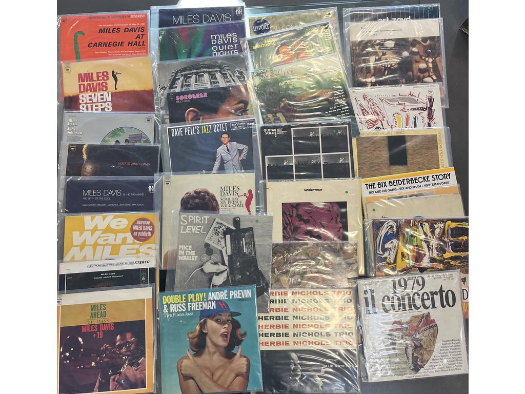 Lot de 30 disques vinyles 33 tours principalement Jazz dont : 12 Miles DAVIS. Provenance : Collection de Monsieur J. M. Avignon