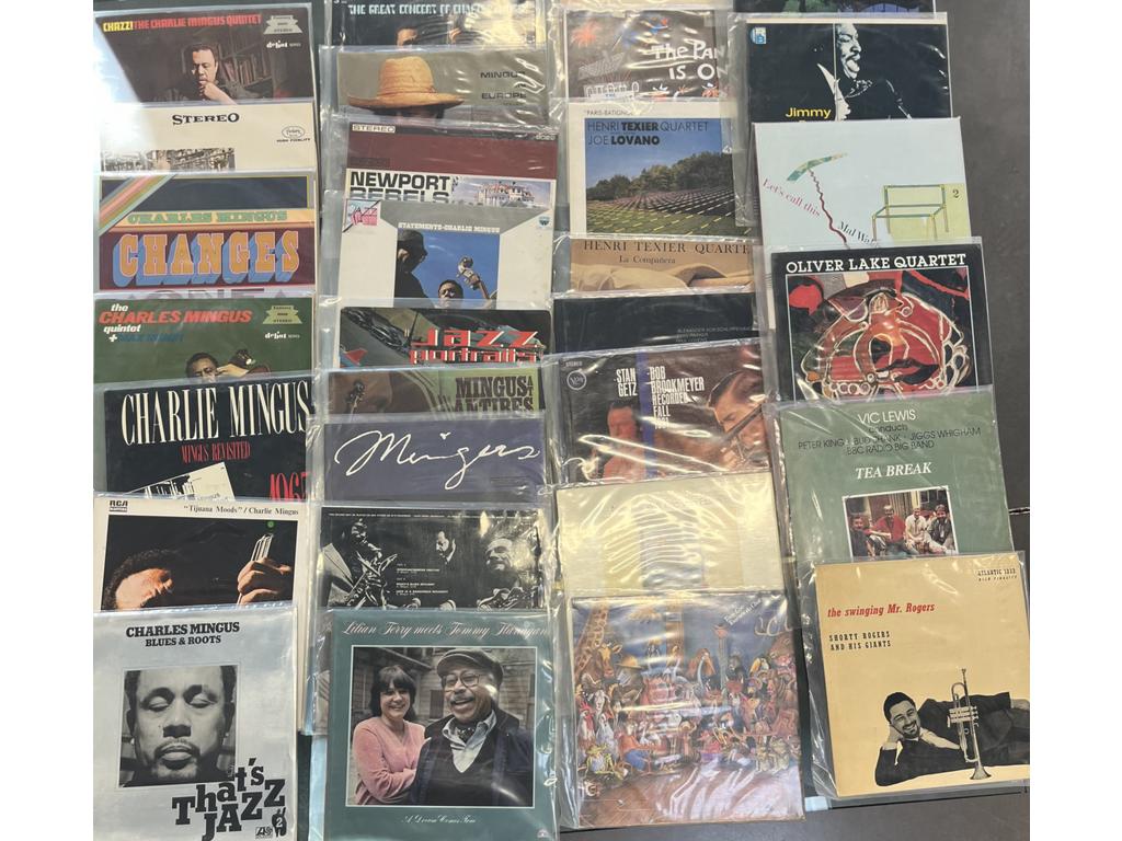 Lot de 30 disques vinyles 33 tours principalement Jazz dont : 15 Charlie MINGUS. Provenance : Collection de Monsieur J. M. Avignon