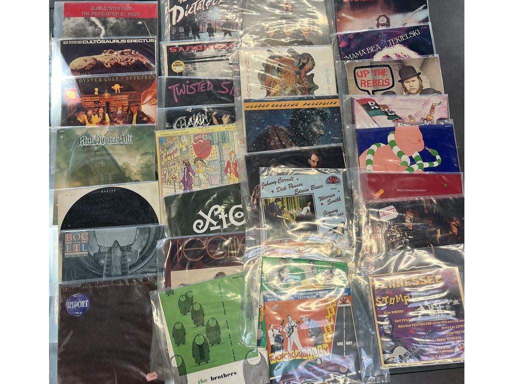 Lot de 30 disques vinyles 33 tours principalement Rock  dont : 6 Blue Oyster Cult . Provenance : Collection de Monsieur J. M. Avignon