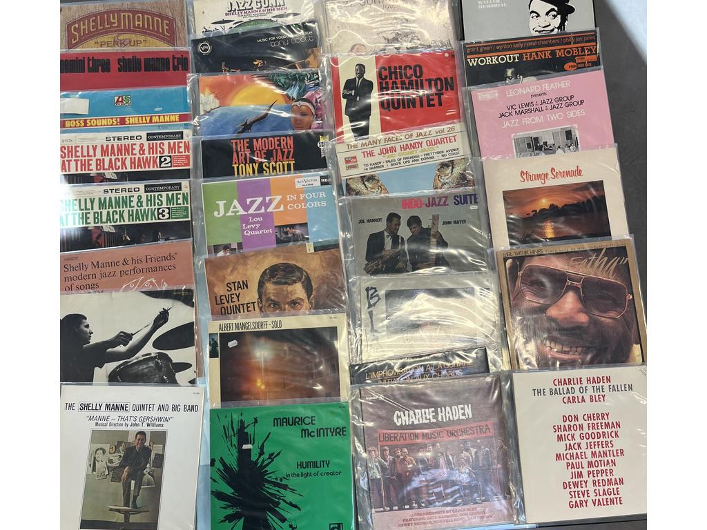 Lot de 30 disques vinyles 33 tours principalement Jazz dont : 10 Shelly MANNE. Provenance : Collection de Monsieur J. M. Avignon