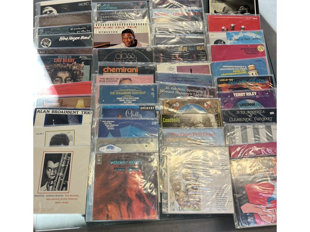 Lot de 45 disques vinyles 33 tours Jazz et divers. Provenance : Collection de Monsieur J. M. Avignon