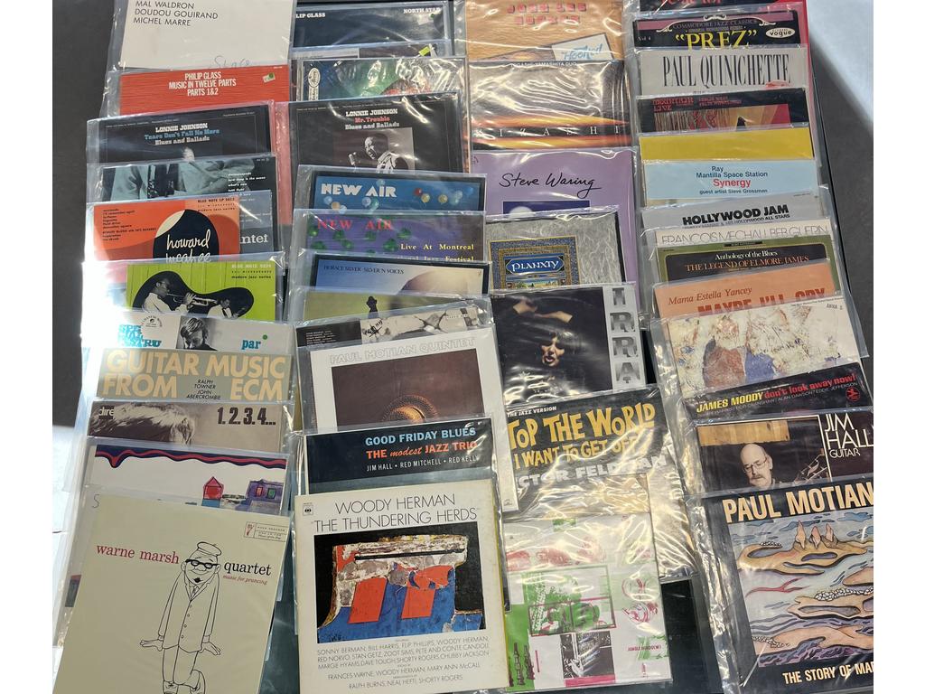 Lot de 45 disques vinyles 33 tours Jazz et divers. Provenance : Collection de Monsieur J. M. Avignon