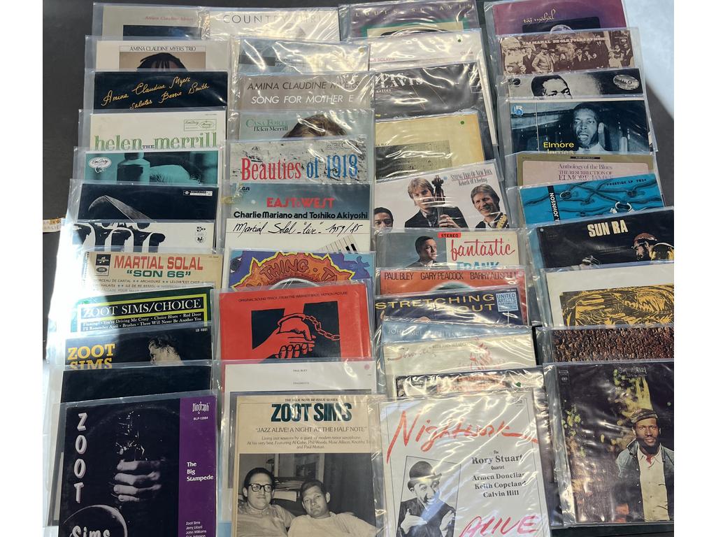 Lot de 45 disques vinyles 33 tours Jazz et divers dont : 6 Amina Claudine MYERS. Provenance : Collection de Monsieur J. M. Avignon