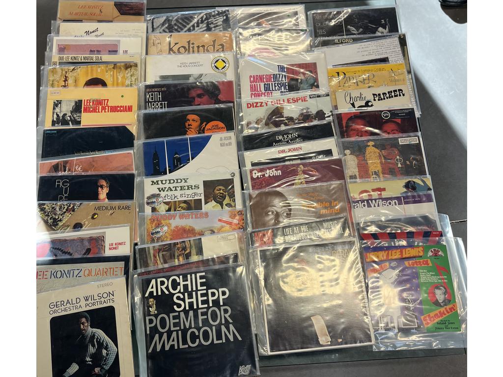 Lot de 45 disques vinyles 33 tours Jazz et divers dont : 12 Lee KONITZ. Provenance : Collection de Monsieur J. M. Avignon