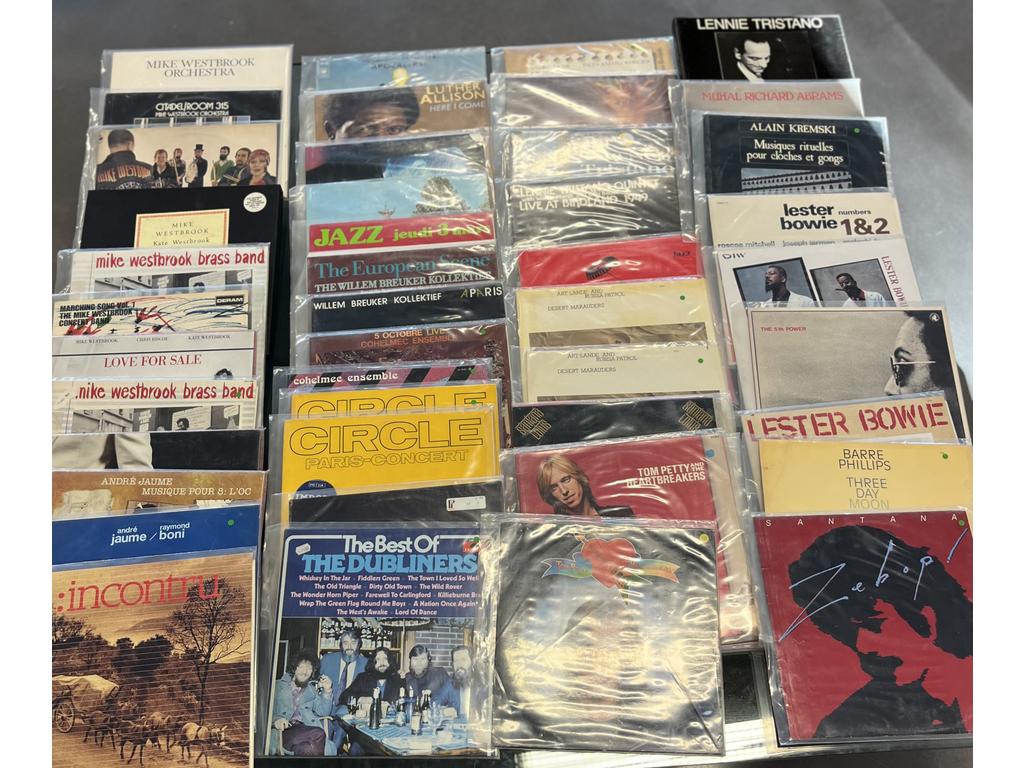 Lot de 45 disques vinyles 33 tours Jazz et divers dont : 9 Mike WESTBROOK. Provenance : Collection de Monsieur J. M. Avignon