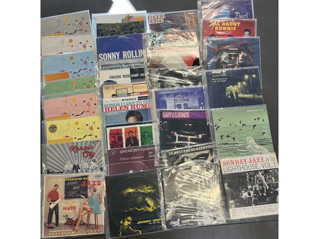 Lot de 30 disques vinyles 33 tours principalement Jazz dont : 6 Johnny HODGES . Provenance : Collection de Monsieur J. M. Avignon