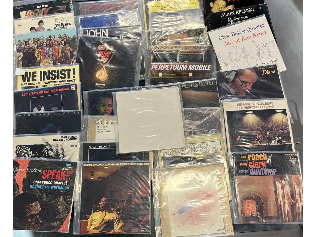 Lot de 30 disques vinyles 33 tours divers dont : 5 BEATLES. Provenance : Collection de Monsieur J. M. Avignon