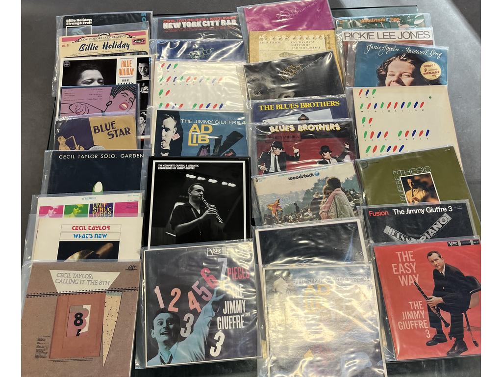 Lot de 30 disques vinyles 33 tours divers dont : 4 Billie HOLIDAY. Provenance : Collection de Monsieur J. M. Avignon
