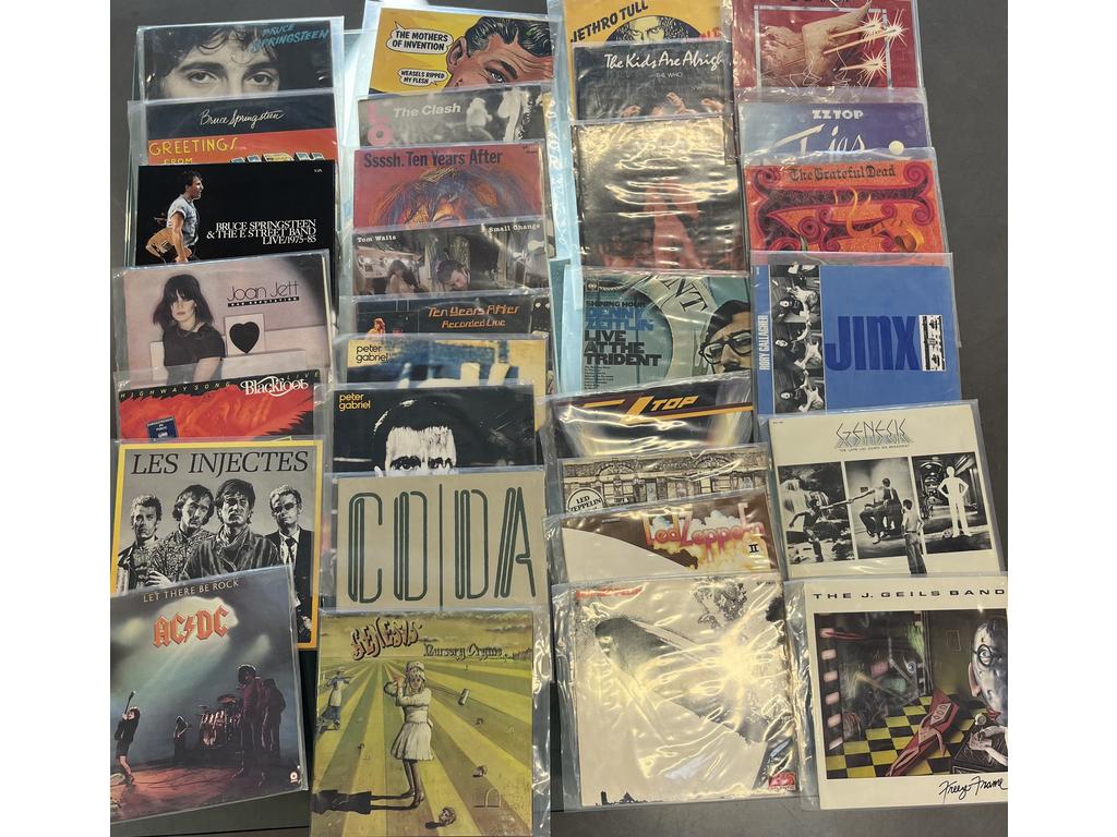 Lot de 30 disques vinyles 33 tours rock et variétés dont : 3 Bruce SPRINGSTEEN. Provenance : Collection de Monsieur J. M. Avignon