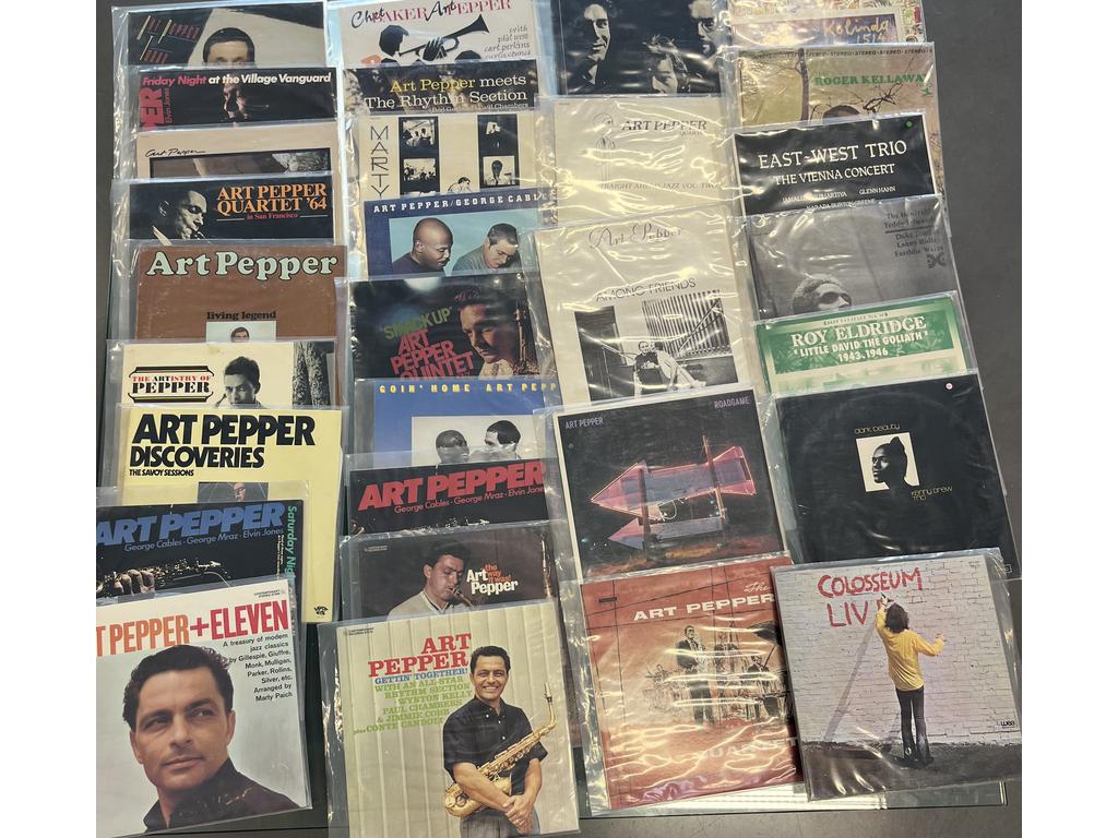 Lot de 30 disques vinyles 33 tours principalement Jazz dont : 22 Art Pepper . Provenance : Collection de Monsieur J. M. Avignon