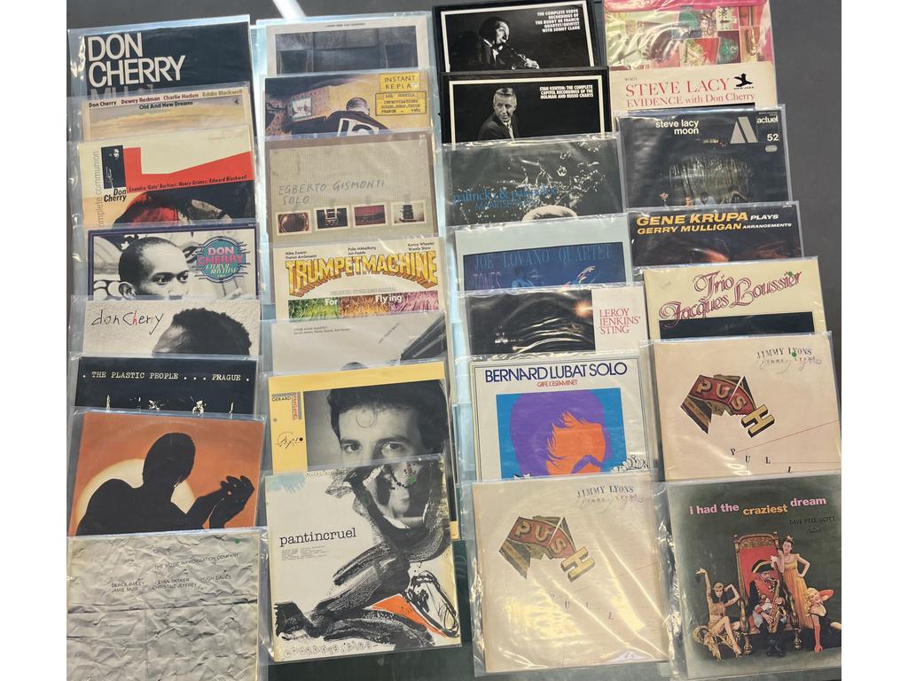Lot de 30 disques vinyles 33 tours principalement Jazz dont : 5 Don Cherry . Provenance : Collection de Monsieur J. M. Avignon