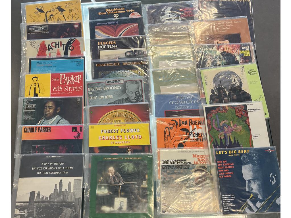 Lot de 30 disques vinyles 33 tours principalement Jazz dont : 7 Charlie PARKER. Provenance : Collection de Monsieur J. M. Avignon