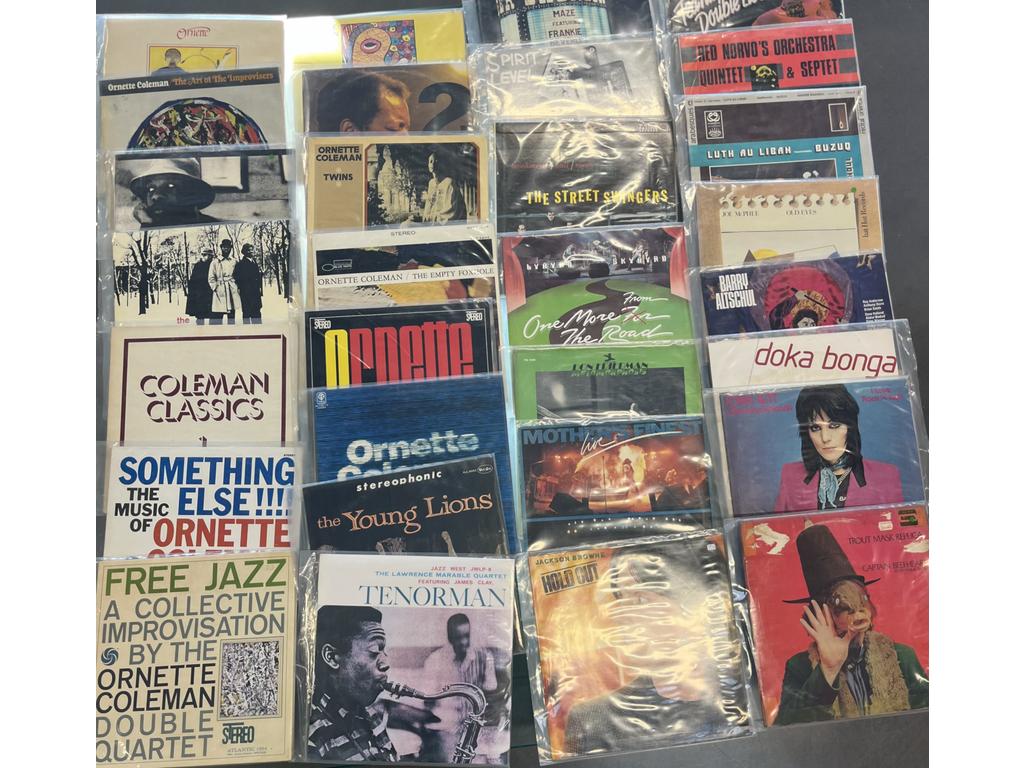 Lot de 30 disques vinyles 33 tours principalement Jazz dont :13 Ornette COLEMAN. Provenance : Collection de Monsieur J. M. Avignon
