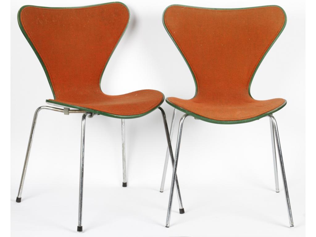 Arne JABCOBSEN, Edité par Fritz HANSEN : Suite de cinq chaises de la série 7, en bois thermoformé, teinté vert, recouvert d'une garniture en mousse et tissu couleur brique. Etiquettes d'édition (ancienne). (Rouilles sur le piétement, état d'usage).