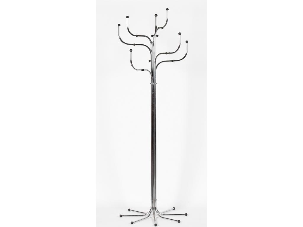 (D'après Sidse WERNER) Edité par Fritz Hansen : Porte-manteau, modèle Cook-Trel en métal chromé à huit bras. (Petit rayures). Hauteur : 191.5 cm.