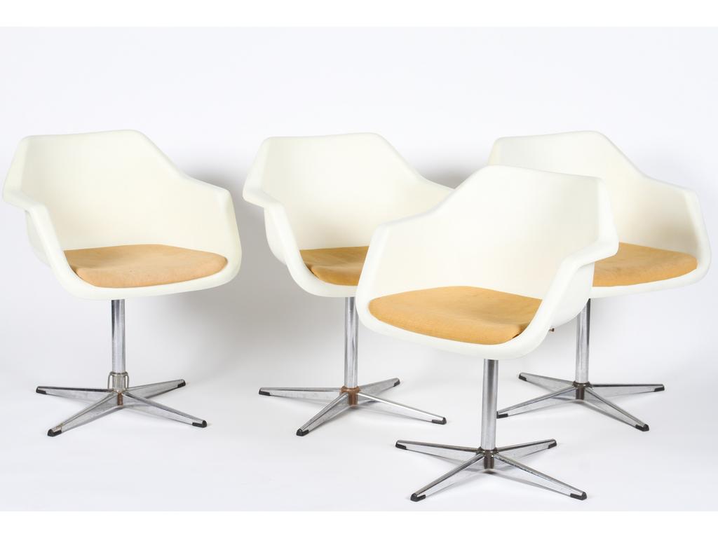 (D'après Robin DAY) Edité par Overman/Hill : Suite de quatre fauteuils pivotants, coque en plastique moulé garnie de tissu reposant sur un piétement en métal chromé. Marque moulée de l'éditeur. (Oxydations et petites rayures d'usage).