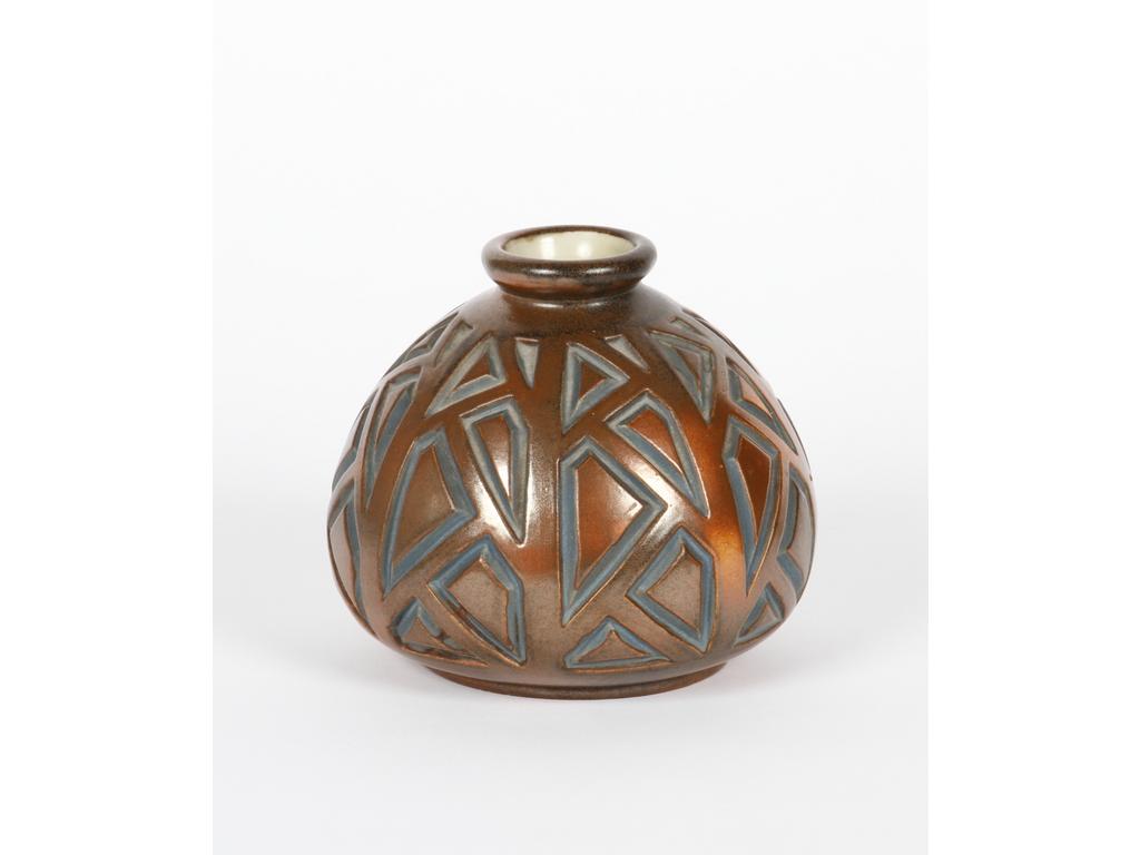 MOUGIN, Nancy : Vase en grès incisé et émaillé marron et bleu, signé. N° 278-J. Bon état. Hauteur : 14 cm.