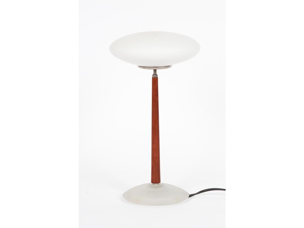 (D'après) Mattéo THUN : Lampe en verre blanc, pied en bois. Editée par Arteluce. Hauteur : 36 cm.