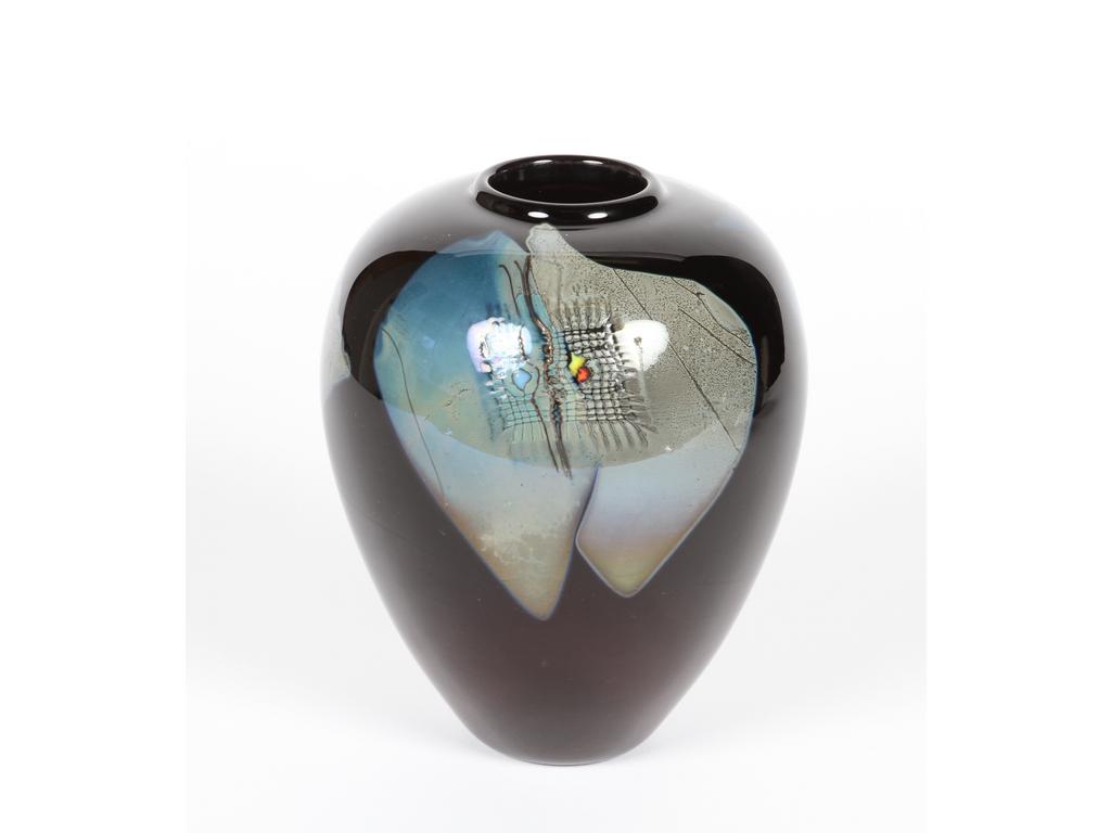 Claude MONOD (1944-1990) : Vase en verre teinté noir à décor d'intercalaires, signé et n°85.11.66. Hauteur : 18 cm. Bon état.