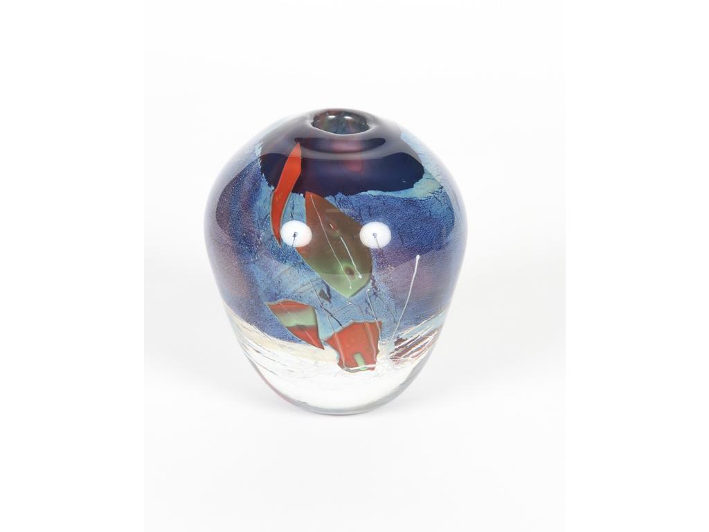 François LE LONQUER (1945-1991) : Vase soliflore en verre à décor d'intercalaires. Signé et daté 1984. Bon état. Hauteur : 13 cm.