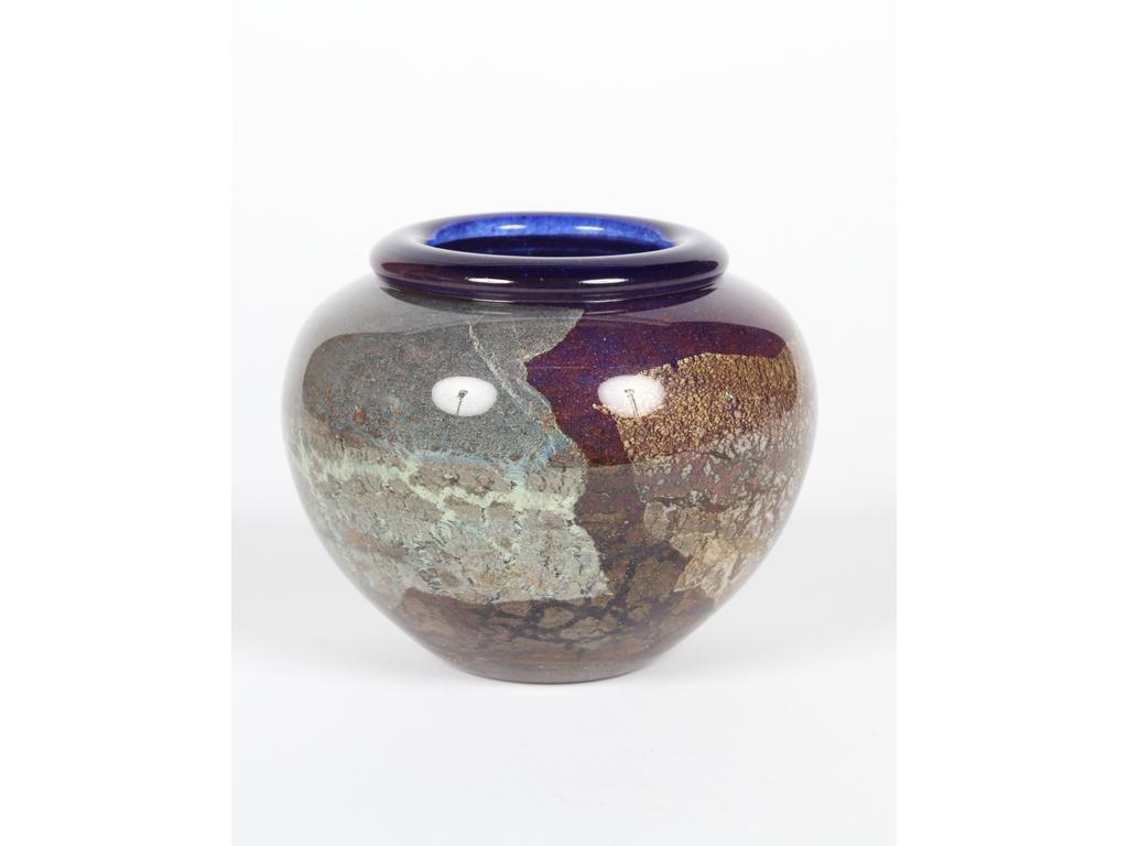 Jean-Claude NOVARO (1943-2014): Petit vase boule en verre à décor d'intercalaires et feuilles dorées. Signé et daté (19)85. Bon état. Hauteur : 10 cm.