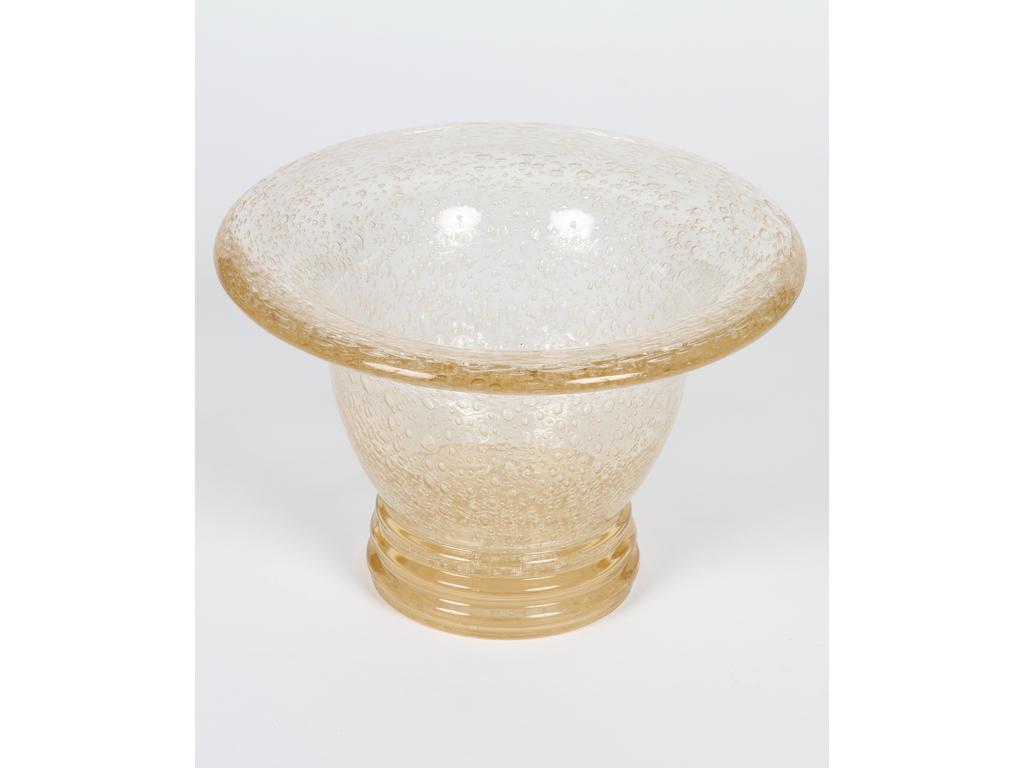 DAUM Nancy France : Coupe sur pied de forme corolle en verre teinté et bullé, signée à la roue. Bon état. Hauteur : 13 cm.