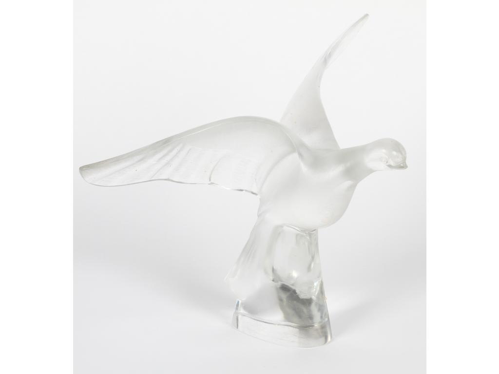 LALIQUE FRANCE : L'oiseau aux ailes déployées. Sujet en cristal moulé en partie dépoli et taillé. Signé. Hauteur : 29.5 cm. Bon état