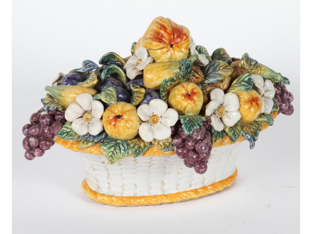 Coupe de fruits et de fleurs en trompe l'oeil. Longueur : 36 cm