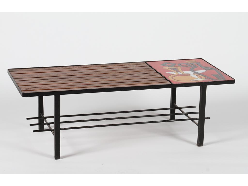 Table basse. Structure métallique noire. Plateau à lattes de bois et plaque de lave émaillée. Dim : 35 x 110 x 46 cm.