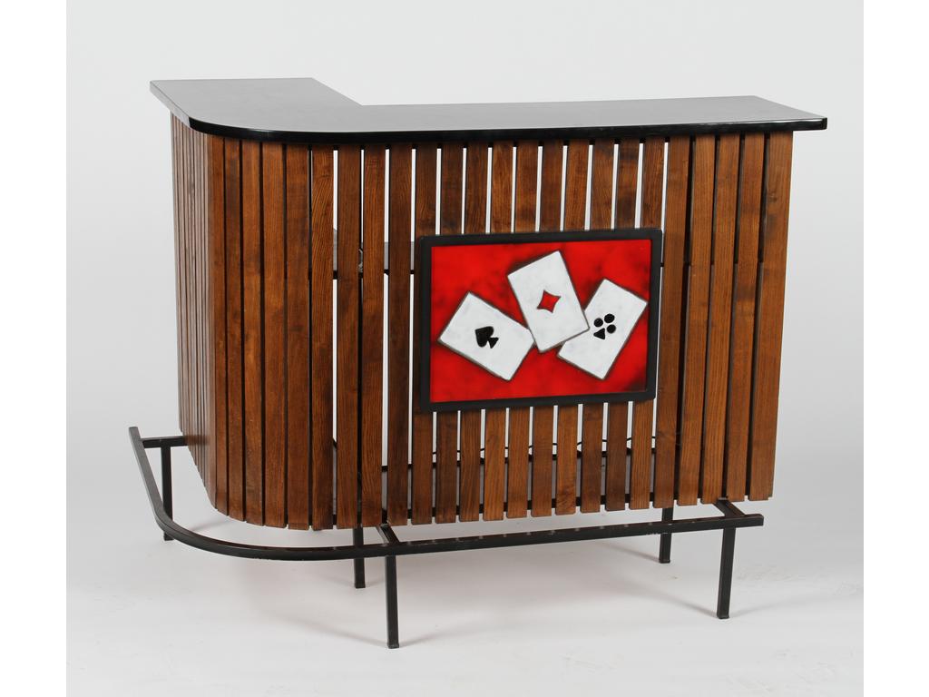 Meuble bar formant un angle à lattes de bois orné d'une plaque de lave émaillée à décor de cartes à jouer. Plateau en formica noir. Avec deux tabourets en formica et tubes d'acier. Longueur : 120 m. Retour : 85 cm.