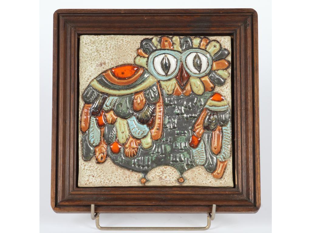 Roland ZOBEL - Atelier les Cyclades à Anduze. Plaque en terre cuite émaillée polychrome à décor en léger relief d'une chouette. Dimensions : 22 x 22 cm