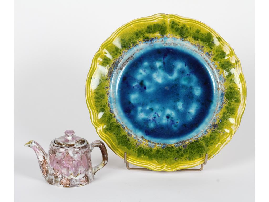 Alice COLONIEU (1924-2010) : Plat et petite théière en céramique émaillée, surdécorée par l'artiste. Les deux pièces sont signées. Bon état. Diamètre plat : 34 cm.