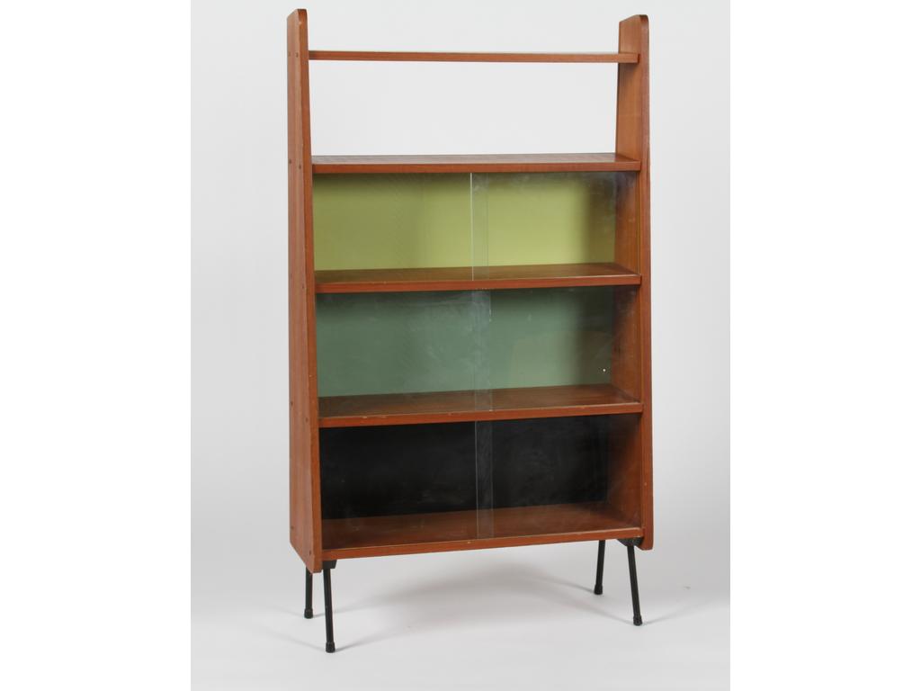 Petite étagère-vitrine en bois aggloméré à cinq niveaux reposant sur des pieds tubes de fer noir. (Chocs, soulèvements, manque un panneau de contreplaqué en haut à l'arrière du meuble). Hauteur : 128 cm. Largueur : 73 cm.