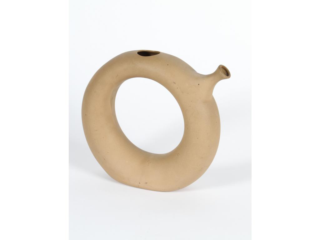 HARSTONE, USA : Cruche ou pichet en forme d'anneau en céramique marron. (Traces et usures). Signé. Diamètre : 25 cm.