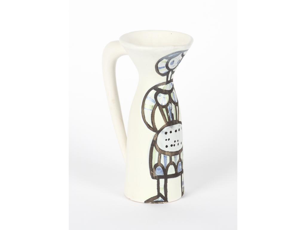 Roger CAPRON (1922-2006), à Vallauris : Pichet en céramique blanche à décor émaillée d'un personnage. (Col restauré). Signé. Hauteur : 28 cm.