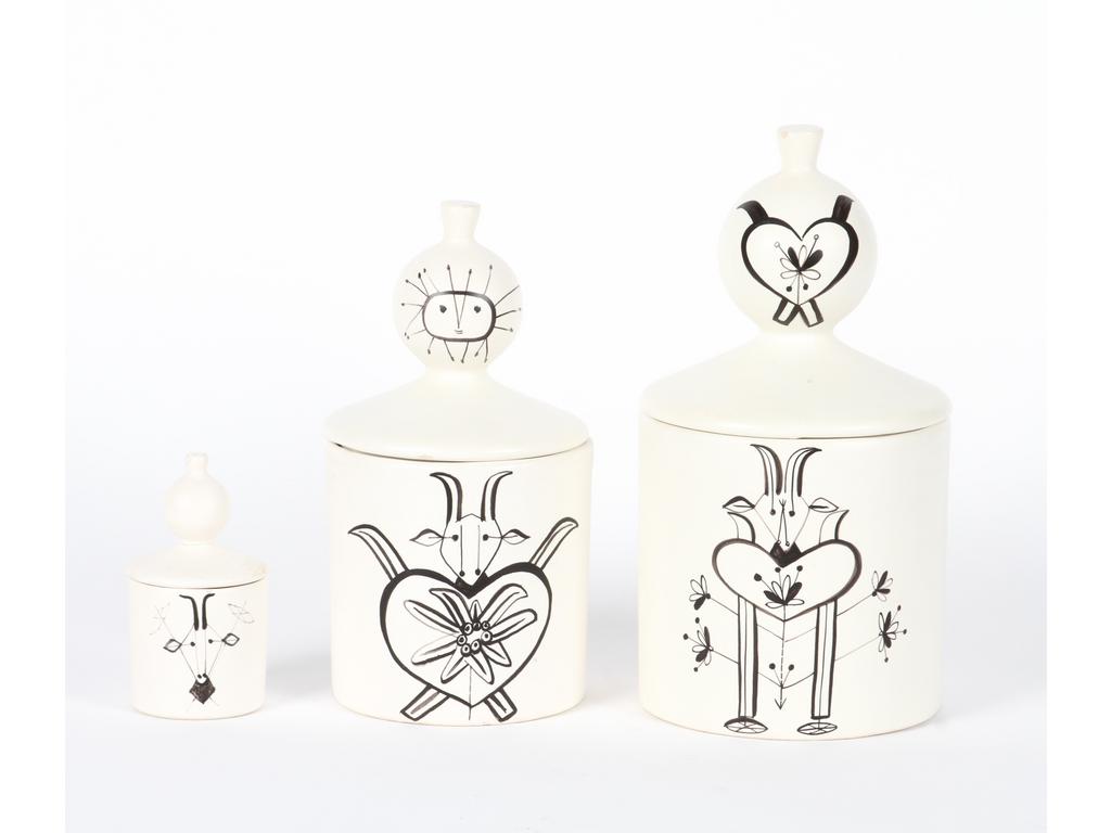 Roger CAPRON (1922-2006), pour Pettex : Trois pots couvert en céramique émaillée blanche et à décor peint de boucs stylisés. Signés. (Un fretel cassé et recollé pour le petit pot un éclat sur les autres). Hauteurs : 29, 24 et 13 cm.