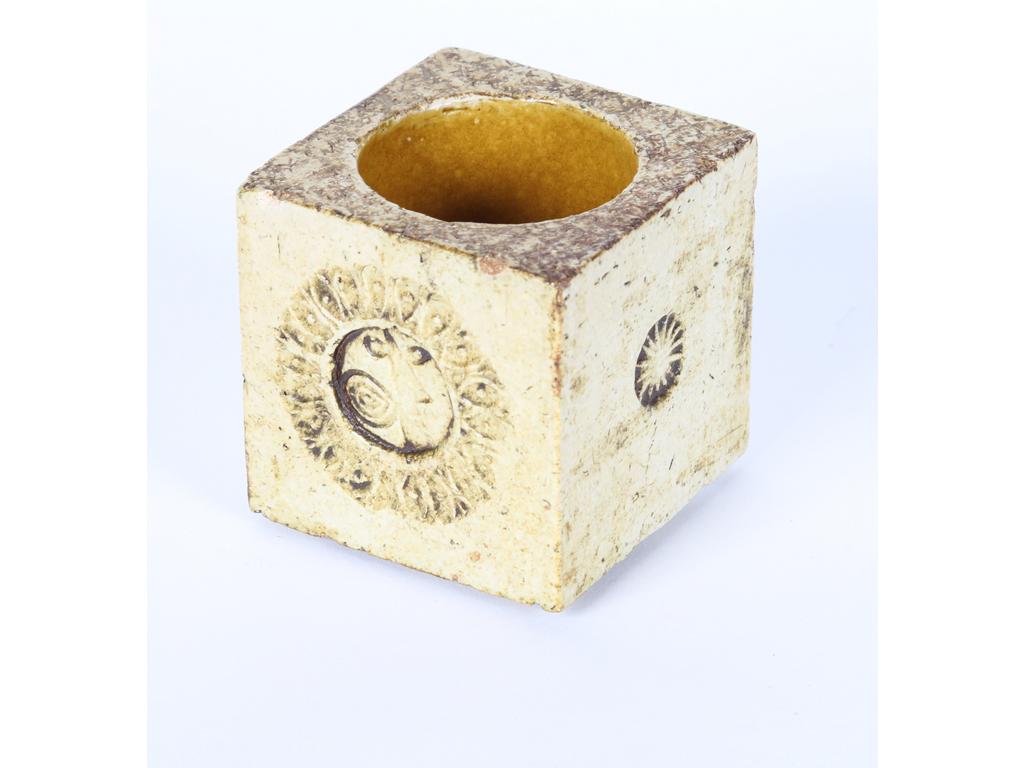 Roger CAPRON (1922-2006) : Bougeoir cube en terre cuite émaillée et incisée. Signé. Dim : 6 x 6 x 6 cm.