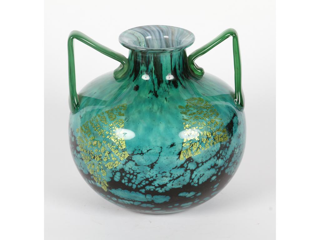 DAUM - Nancy : Vase à panse globulaire à deux anses en application en verre bleu et paillons en or intercalaires. Signé à la pointe DAUM NANCY à la Croix de Lorraine. Vers 1950. H. : 24,5cm. (Fêle)