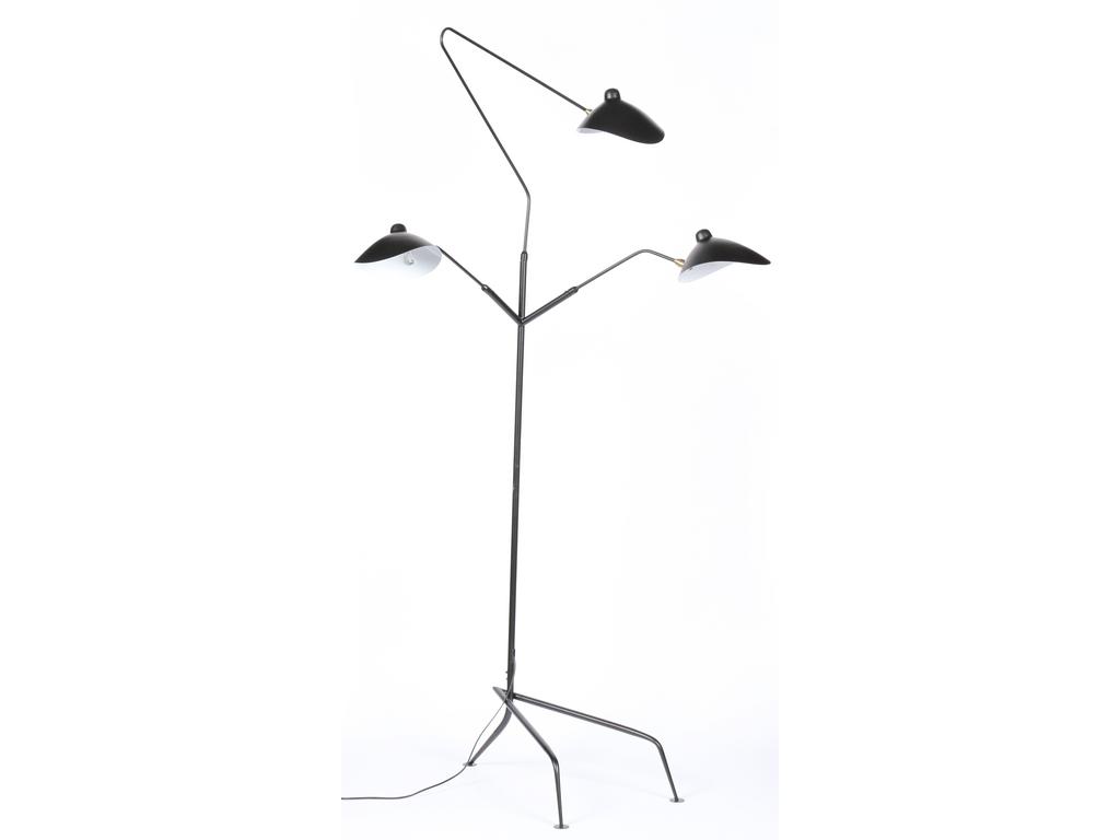 Dans le goût de Serge MOUILLE : Grand lampadaire tripode acier et tôle laquée noir éclairant par trois bras de lumière. Hauteur : 204 cm. (petit éclat sur le fût)