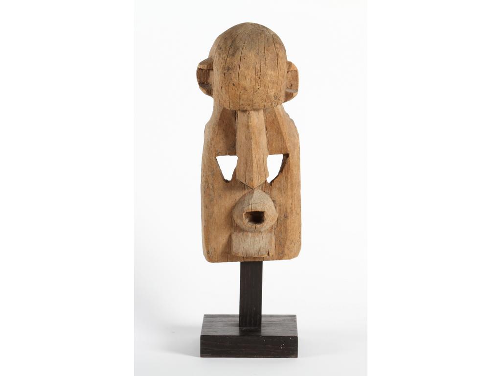 Un masque style africain soclé en bois. Hauteur : 36cm.