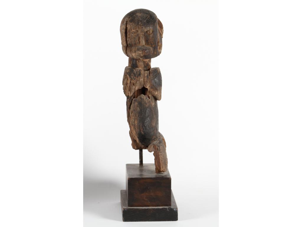 Statuette Afrique de l'ouest en bois. Soclée. Hauteur : 42cm. (accidents et traces de brulures)