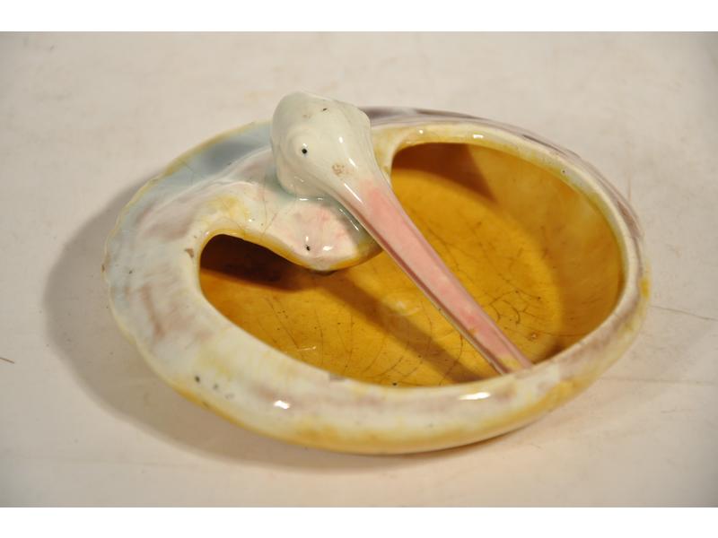 Vide-poche en céramique polychrome à décor d'une tête de pélican