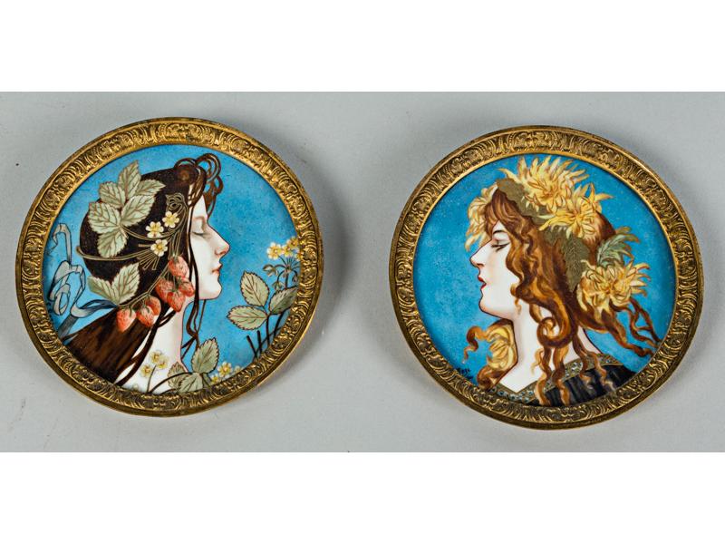 E. ROZE : Paire de médaillons en porcelaine polychrome et rehaut