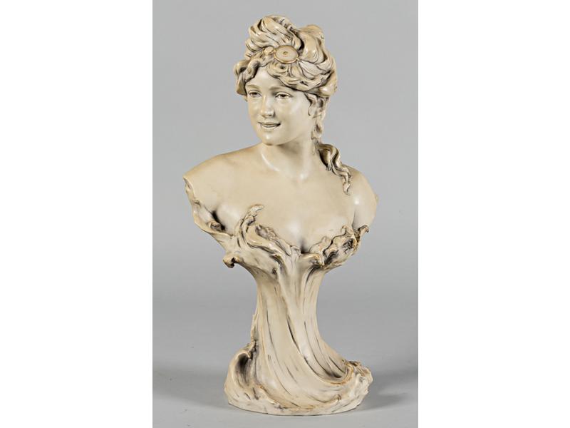 ROYAL DUX : Buste de femme en porcelaine.  Socle à l'imitation d
