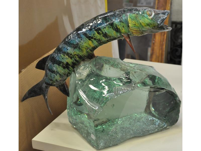 Brochet en céramique polychrome reposant sur un socle de verre t